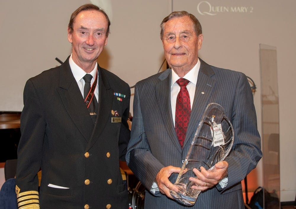Նավապետ-Քրիստոֆեր-Ուելս-Թագուհու-Մերի-2-ի վարպետ-Քենեթ-Ս.Ռոուի հետ `Սամուել-Կյունարդի մրցանակը տեսողության համարձակության և խիզախության համար