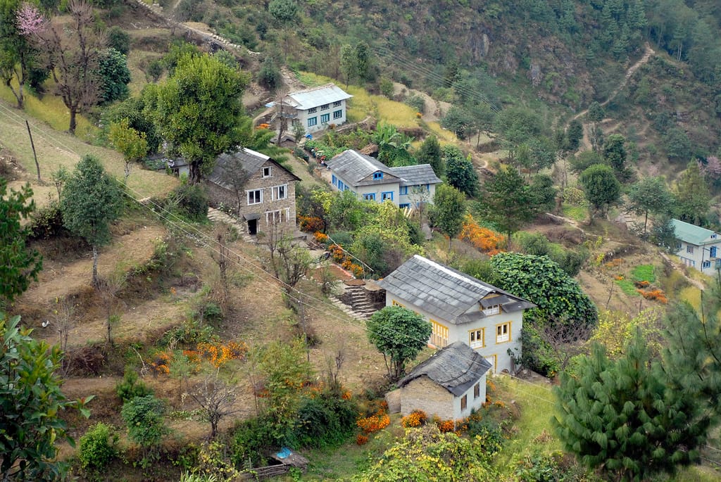 Hay buenas casas cerca de Kharikhola. panorama | eTurboNews | eTN