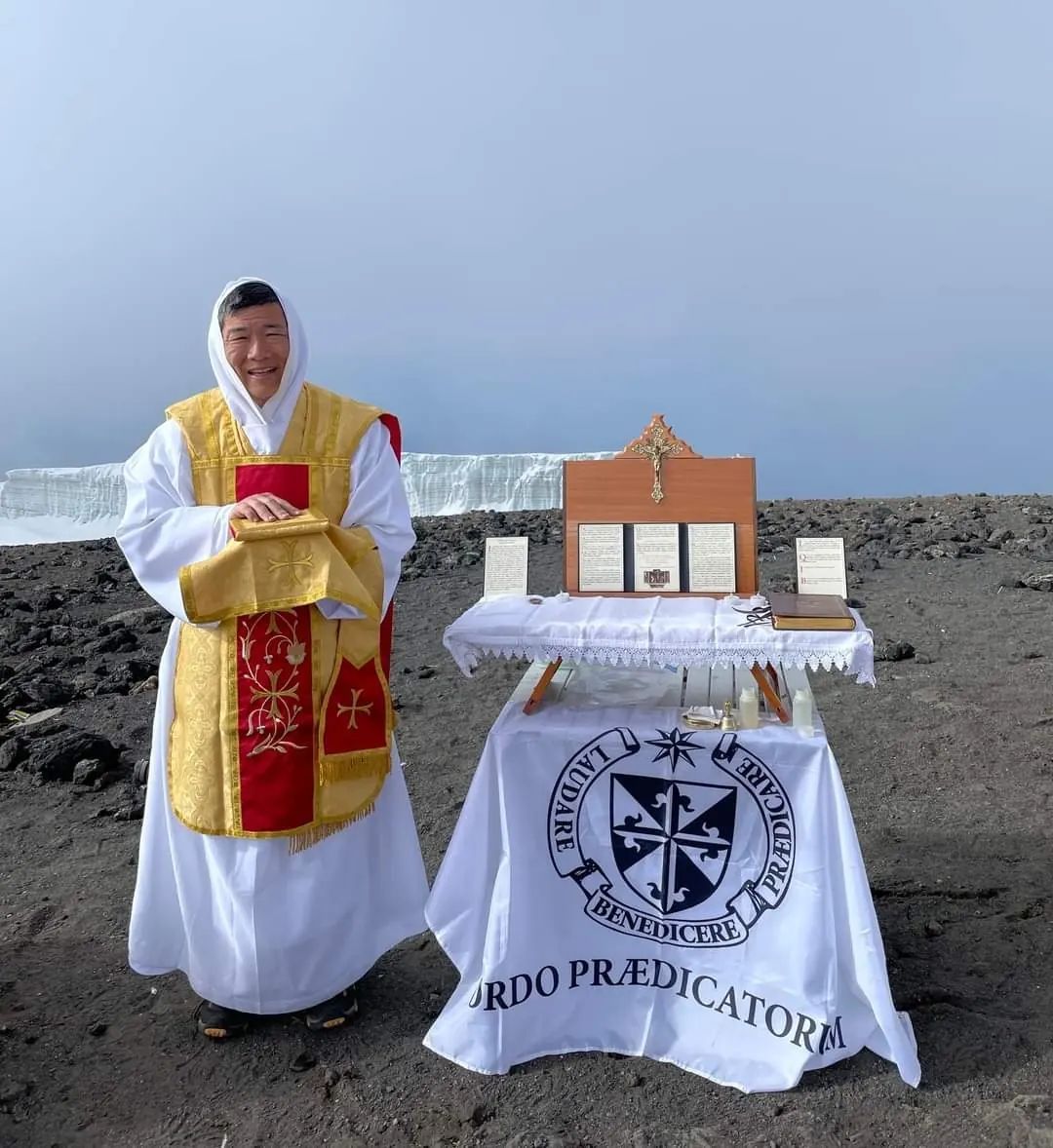 Pastor Corwin Low di puncak Gunung Kilimanjaro 1 | eTurboNews | eTN
