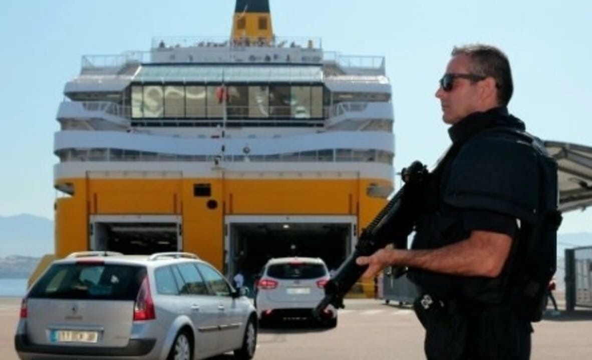 بریتانیا افسران پلیس مسلح را در کشتی های کراس کانال اعزام می کند