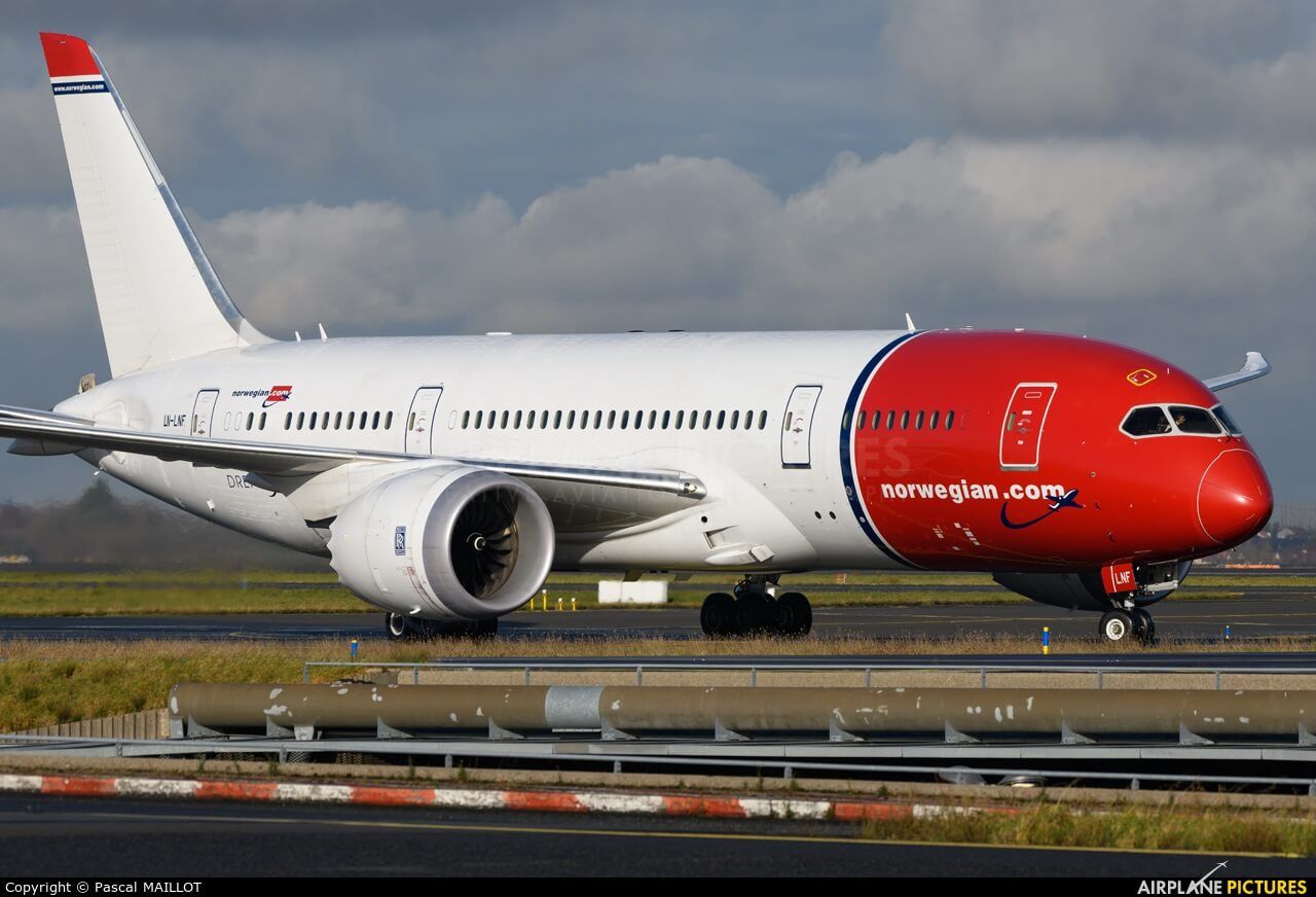 Նորվեգական Air Boeing 787 շարժիչը քայքայվում է օդում ՝ Հռոմի վրա