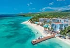 Vista aérea del nuevo Sandals Dunn's River, un resort de lujo con 260 habitaciones incluido ubicado en el corazón de Ocho Ríos, Jamaica - imagen cortesía de Sandals