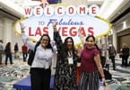 आईएमईएक्स अमेरिका में उपस्थित लोग लास वेगास में स्वागत चिन्ह के सामने पोज देते हुए। छवि IMEX के सौजन्य से | eTurboNews | ईटीएन