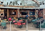 رستوران باب مارلی (One Love) در فرودگاه بین المللی سانگستر در مونتگو بی، جامائیکا - تصویر با حسن نیت از هیئت گردشگری جامائیکا