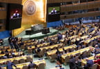 Foto dell'ONU/Manuel Elías Il presidente dell'UNGA Dennis Francis (sullo schermo) interviene alla ripresa della decima sessione speciale di emergenza sulla situazione nei territori palestinesi occupati