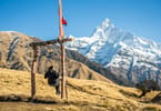 照片：Sudip Shrestha，來自 Pexels | 一位遊客在 Machhapuchhre 的背景下盪鞦韆 | 尼泊爾著名健行公司徵收新的遊客費