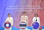 Zëvendëskryeministri dhe Ministri i Punëve të Jashtme i Tajlandës z. Panpree Bahiddha-Nukara (në mes) në ceremoninë përkujtimore të 21 prillit me homologun e tij laos, z. Saleumxay Kommasith dhe znj. Robyn Mudie, Ndihmës Sekretarja e Parë, Divizioni Rajonal dhe Kontinent i Azisë Juglindore, Departamenti i Punëve të Jashtme dhe Tregtisë i Komonuelthit të Australisë. Të gjitha imazhet e ngjarjes në këtë dërgesë janë mirësjellje të Ministrisë së Punëve të Jashtme, Tajlandë