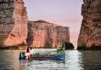 Pariskunta maltalaisluzzussa – kuva Maltan matkailuviranomaisen luvalla