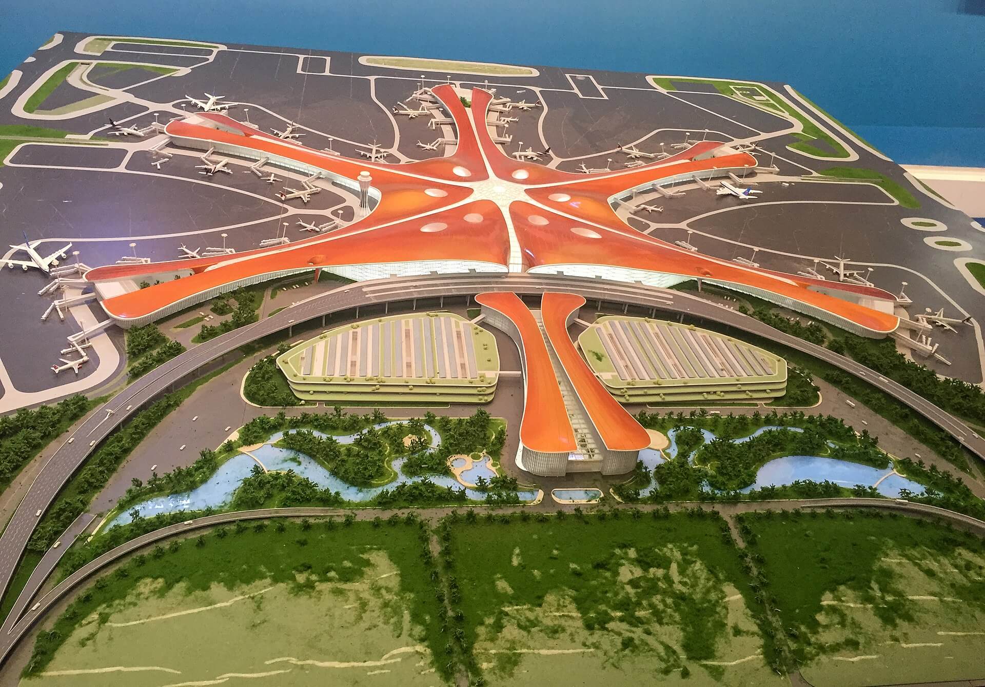 1920px-मॉडल_ऑफ़_बीजिंग_नया_एयरपोर्ट_at_the_पंचवर्षीय_उपलब्धियां_प्रदर्शन_20171015150600