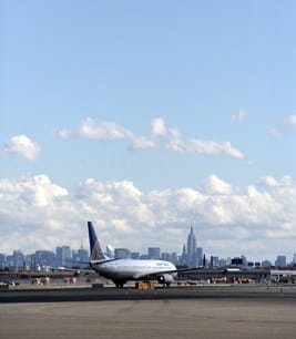 United Airlines menerbangkan sukarelawan perubatan untuk melawan COVID-19 di New York City