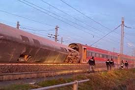 Un treno passeggeri ad alta velocità deraglia mortalmente in Italia