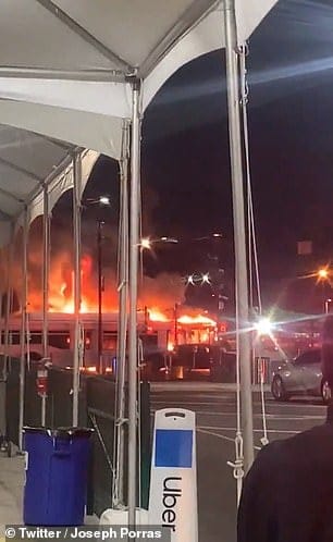 Три аутобуса горе у пламену на ЛАКС-ит лот-у, стварајући привремени хаос за путнике