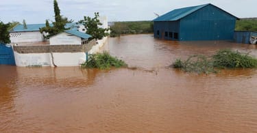 Kuolemat ja kaaos Keniassa katastrofaalisten tulvien keskellä