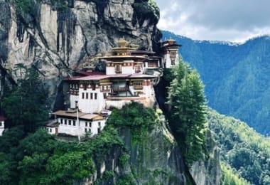 گردشگران به کوهستان پادشاهی بوتان می روند