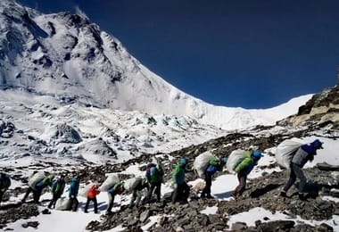 Kiipeilijät tekevät Everestistä jättimäisen wc:n, joka hukkuu ulosteisiin