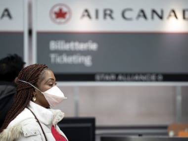 I-Air Canada yenza ukuthi ukumbozwa kobuso okuvikelayo kuphoqeleke