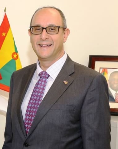 Den internationale investor og hotelejer Warren Newfield fratræder som Grenadas ambassadør hos stor- og generalkonsul i Miami