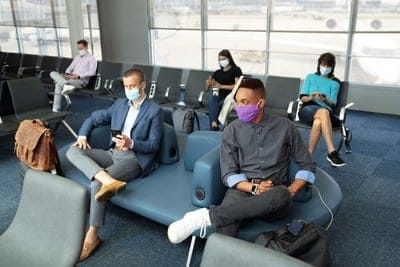 यूनाइटेड एयरलाइंस हवाई अड्डों पर मुखौटा आवश्यकताओं का विस्तार करती है