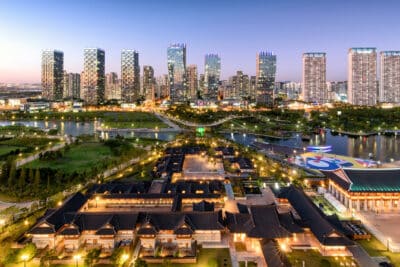 Korea, a place of harmony where modern architecture and traditional hanok coexist ⓒ Hwang Seon-young, Korea Tourism Organization