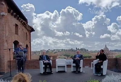 Kulturminister Sangiuliano og Roms borgmester R Gualtier (3. fra L) - billede udlånt af M.Masciulllo