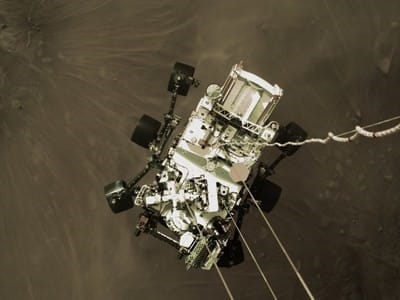 NASA의 Perseverance 로버가 화성 착륙을 살짝 엿볼 수 있습니다.