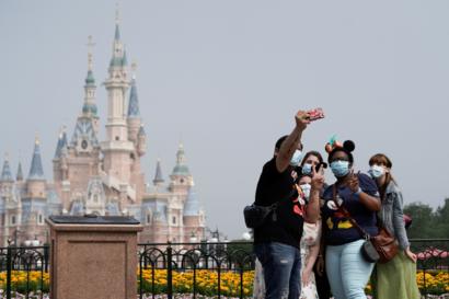 Es torna a obrir el primer parc de Disneyland des del brot de pandèmia COVID-19