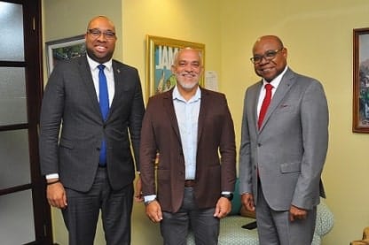 Достопочтенный. Министр Бартлетт и новый президент JHTA Рассел. Изображение предоставлено Министерством туризма Ямайки | eTurboNews | ЭТН