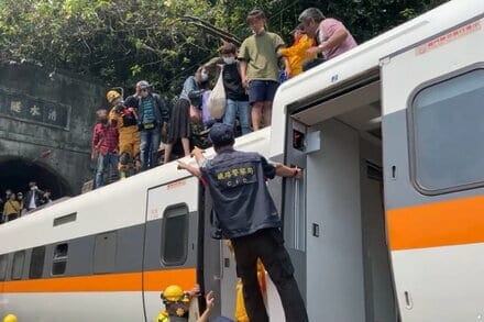 Смъртоносна катастрофа с влак в Тайван
