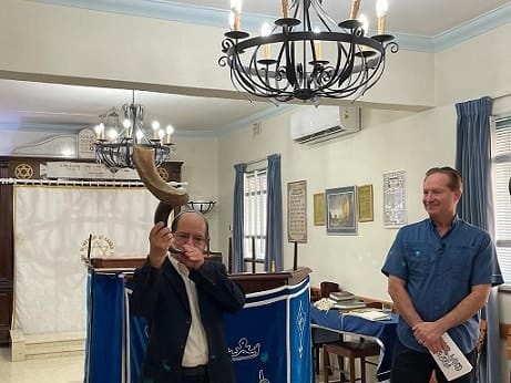 1 MALTA L to R Rabbi Reuben Ohayon na-afụ shofar n'ụlọ nzukọ dị na Valletta oyiyi site n'ikike nke Malta Tourism Authority | eTurboNews | eTN