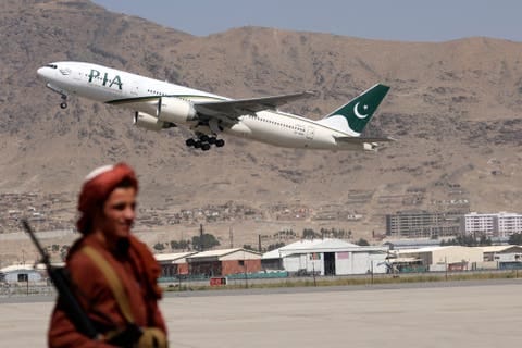 Fyrsta farþegaflug erlendis frá Islamabad lendir á flugvellinum í Kabúl