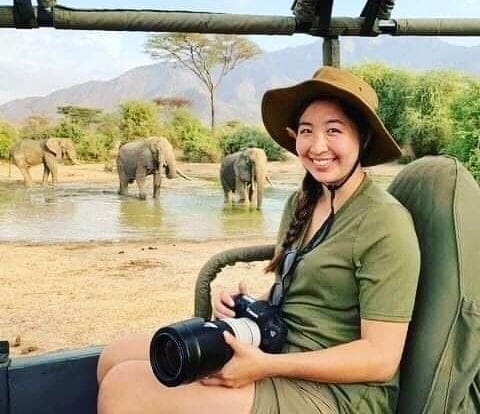 Kiinalaiset turistit katselevat Tansaniaa villieläinsafareille