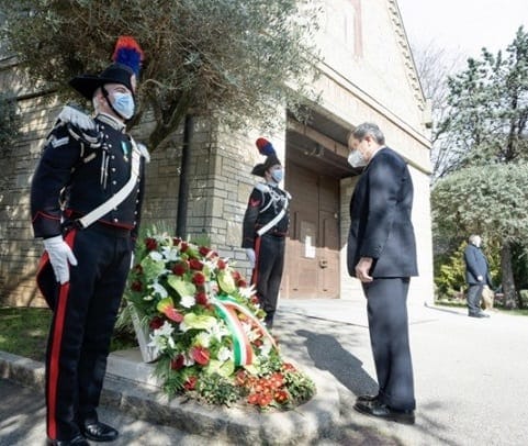 Taliansky premiér vzdáva úctu v Deň obetí COVID