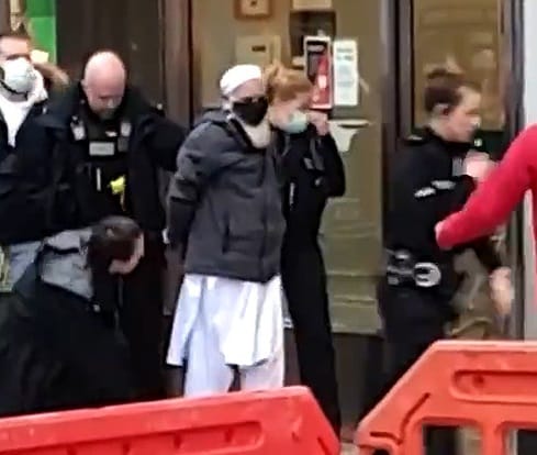 جرح شخصان في هجوم بسكين إرهابي إسلامي آخر في المملكة المتحدة