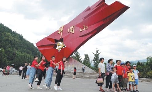 Il turismo rosso diventa la prima scelta per molti cinesi quest'anno