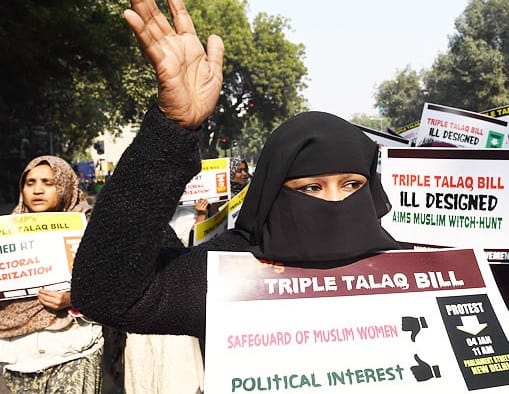 Barbariski un necilvēcīgi: Indija atjauno musulmaņu “trīskāršā talaka” šķiršanās rēķinu