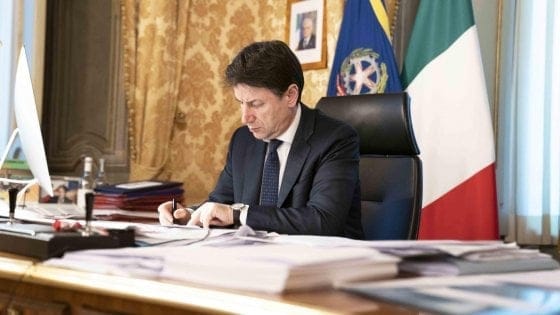 이탈리아 PM, 더 많은 국가를 폐쇄하는 새로운 법령 발표