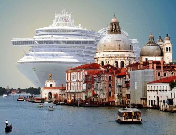 עצירה של ספינות תענוגות שעוגנות במרכז העיר ונציה רק ​​תעביר את הסיור באזורים חדשים