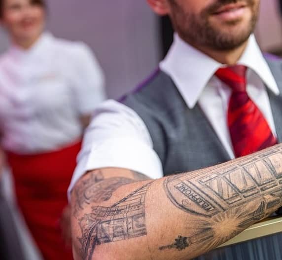 Голяма руска авиокомпания позволява татуировки на кабинния екипаж и ярко боядисана коса