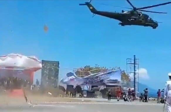 Russisk helikopter ødelegger VIP-stands ved indonesisk militærparade