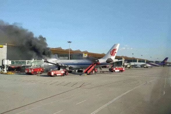 Farþegar og áhöfn rýmdi þegar Air China Airbus A330 springur í eldinn