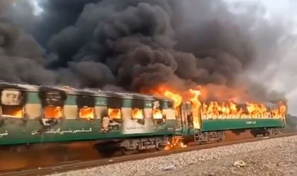 73 pasajeros muertos en el infierno de un tren en Pakistán