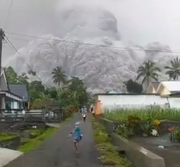 Ljudje bežijo za svoja življenja, ko izbruhne javski vulkan