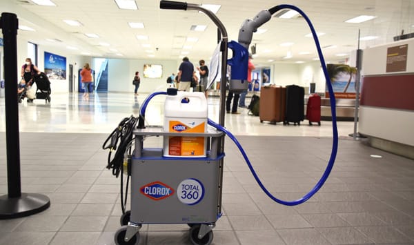 United Airlines menggunakan penyembur elektrostatik Clorox untuk membasmi kuman terminal lapangan terbang