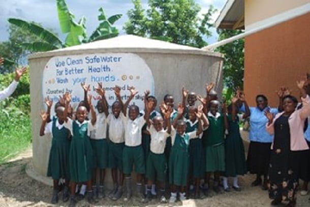 Élèves-de-l'école-primaire-de-Buwambo-Ouganda-en-dehors-du-réservoir-de-stockage