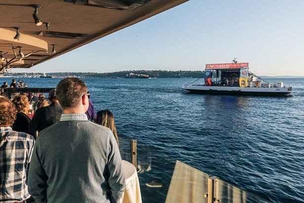 Edgewater мерекелік «Rock the Dock» еске алу күніне арналған демалыс күндері іс-шарасымен қайта ашылды.