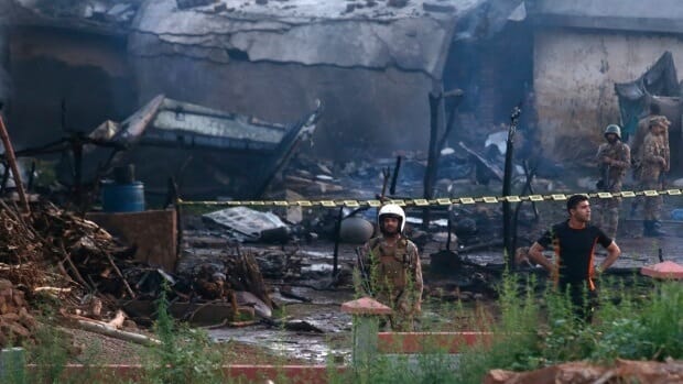 17 pessoas mortas quando o avião cai em área residencial no Paquistão