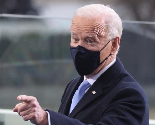 Presiden Biden mlebu perintah eksekutif sing menehi perintah masker babagan penerbangan maskapai