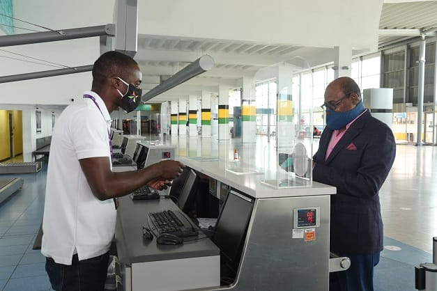وزیر جهانگردی جامائیکا پادمانهای جدید را در فرودگاه بین المللی نورمن مانلی بررسی می کند