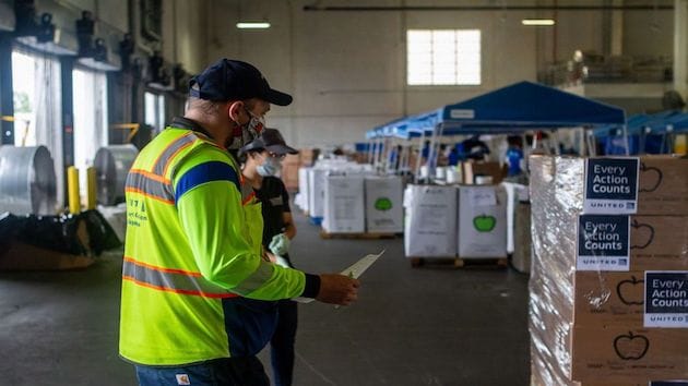 United Airlines transformă facilitățile de marfă în centre de distribuție a alimentelor