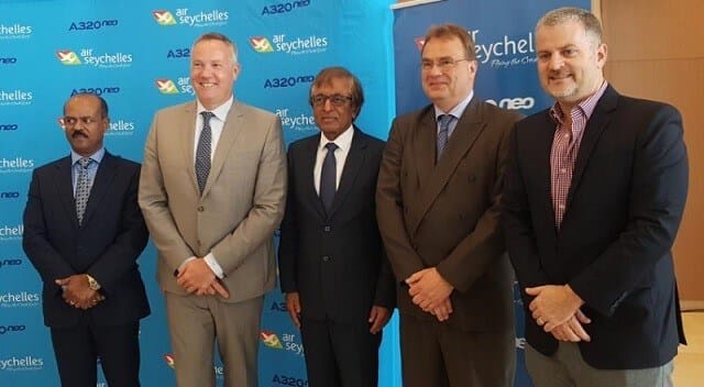 director general d'air seychelles segon a l'esquerra amb socis a Maurici i màrqueting d'airbus foto cc per | eTurboNews | eTN